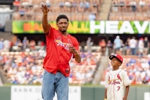 家乡的骄傲！比尔受邀为老家MLB球队红雀队开球！