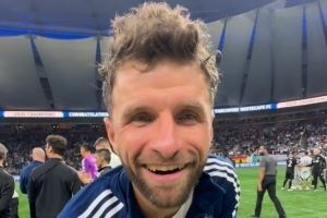 🎂穆勒达成职业生涯300球里程碑，赛后获赠纪念蛋糕