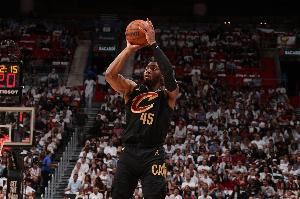 稍微出出汗！米切尔18分钟5中3拿到7分 另有1板2助2断