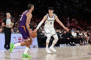 媒体人：要给小曾这样敢出去的送上祝福 不要让下一代再停住脚步