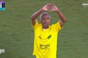 风采依旧！传奇赛巴西8-3意大利，罗马里奥中圈启动单刀吊射破门