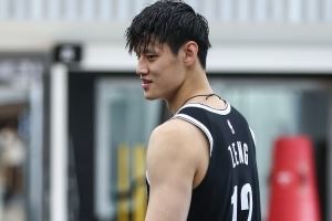 媒体人：曾凡博上一场打了十分钟是超预期 今晚未出场是意料之外