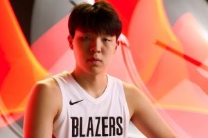 鲁媒：杨瀚森对于高强度比赛的适应程度越来越高 他没让球迷失望