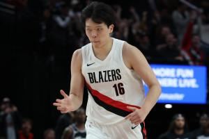 比上场有进步！杨瀚森协防干扰库里上篮成功+保护2个篮板