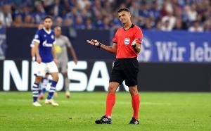 吉尔-曼萨诺执法巴萨44场比赛，共向巴萨出示了12张红牌