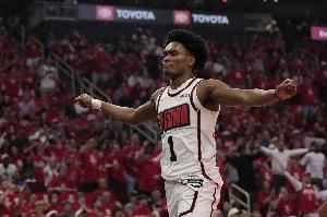 穿针引线！阿门-汤普森10中5拿到12分4板8助0失误 正负值+33最高