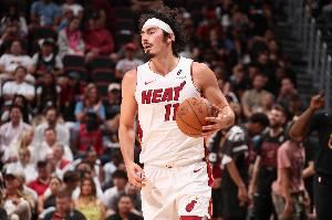 冲击力十足！哈克斯半场9中5&罚球9中6拿到16分 另有4板2助