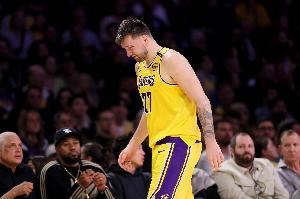 有点尴尬!湖人击鼓传花甩锅外线 东契奇拆炸弹压哨三分三不沾