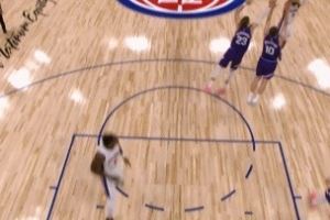 太厉害!康宁汉姆撤步顶着两人扔进三分 末节已砍下19分!