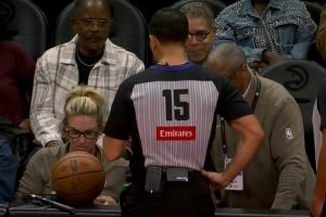 早干啥去了!老鹰主场跳球前技术台出问题 双方球员重新回替补席